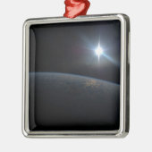 地球の地平線上に沈む太陽。 メタルオーナメント (左)