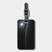 地球の地平線上に沈む太陽。 ラゲッジタグ (正面縦)