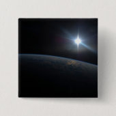 地球の地平線上に沈む太陽。 缶バッジ (正面)