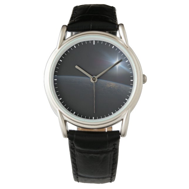 地球の地平線上に沈む太陽。 腕時計 (正面)