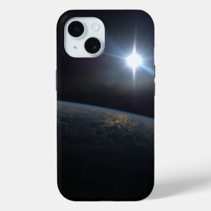 地球の地平線上に沈む太陽。 iPhone 15ケース