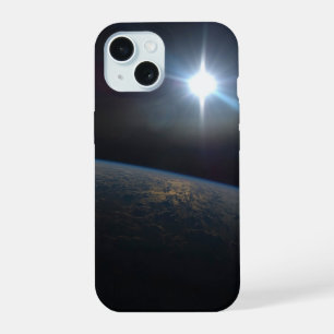 地球の地平線上に沈む太陽。 iPhone 15ケース