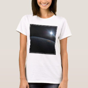 地球の地平線上に沈む太陽。 Tシャツ