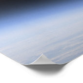 地球の大気の上に見えるギブスの月2 ポスター (角)