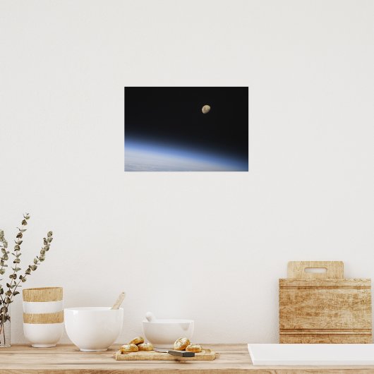地球の大気の上に見えるギブスの月2 ポスター (キッチン)