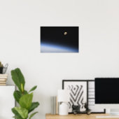 地球の大気の上に見えるギブスの月2 ポスター (ホームオフィス)
