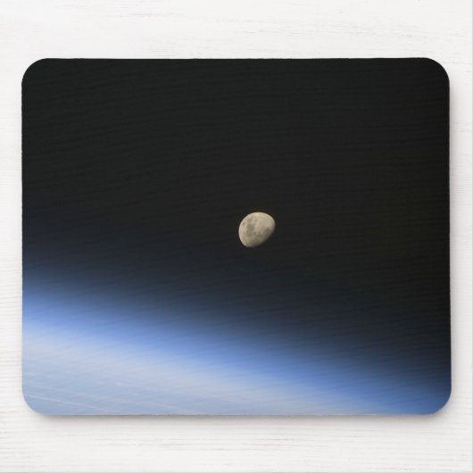 地球の大気の上に見えるギブスの月2 マウスパッド (正面)
