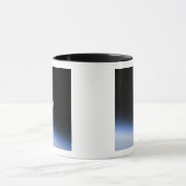 地球の大気の上に見えるギブスの月2 マグカップ (中央)