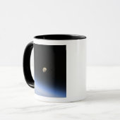 地球の大気の上に見えるギブスの月2 マグカップ (正面左)