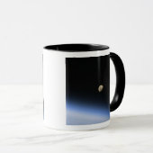 地球の大気の上に見えるギブスの月2 マグカップ (正面右)