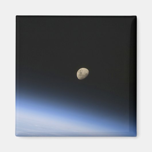 地球の大気の上に見えるギブスの月2 マグネット (正面)