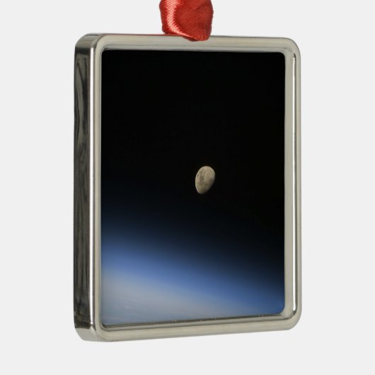地球の大気の上に見えるギブスの月2 メタルオーナメント (右)