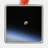 地球の大気の上に見えるギブスの月2 メタルオーナメント (正面)