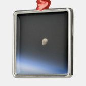 地球の大気の上に見えるギブスの月2 メタルオーナメント (左)