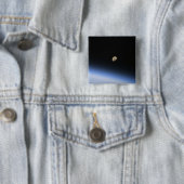 地球の大気の上に見えるギブスの月2 缶バッジ (インサイチュ)