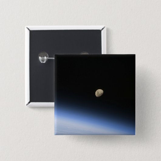 地球の大気の上に見えるギブスの月2 缶バッジ (正面&裏面)