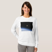 地球の大気の上に見えるギブスの月2 Tシャツ (正面フル)