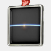 地球の大気の薄い線2 メタルオーナメント (左)