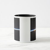 地球の大気の薄い線 マグカップ (中央)