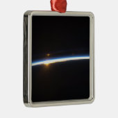 地球の大気の薄い線 メタルオーナメント (右)