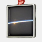 地球の大気の薄い線 メタルオーナメント (左)