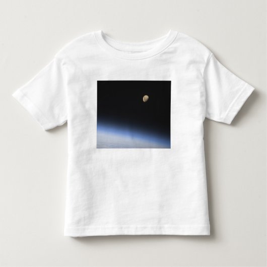 地球の大気圏の上に見えるギブスの月 トドラーTシャツ (正面)