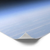 地球の大気圏の上に見えるギブスの月 ポスター (角)