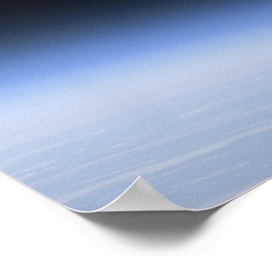 地球の大気圏の上に見えるギブスの月 ポスター (角)