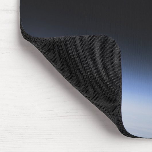 地球の大気圏の上に見えるギブスの月 マウスパッド (コーナー)