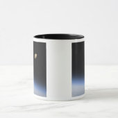 地球の大気圏の上に見えるギブスの月 マグカップ (中央)