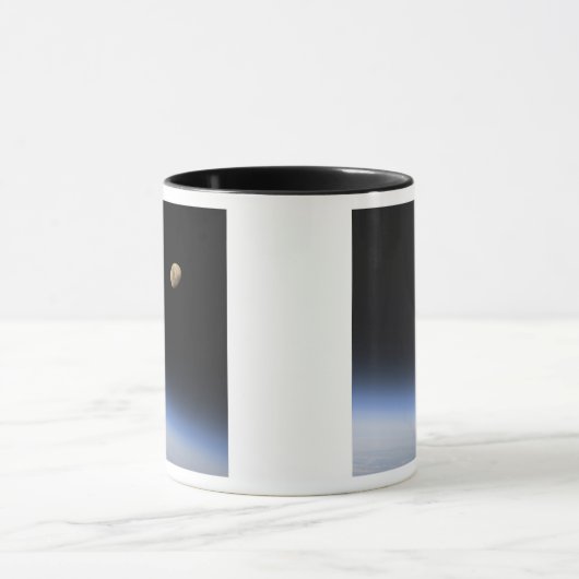 地球の大気圏の上に見えるギブスの月 マグカップ (中央)