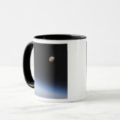 地球の大気圏の上に見えるギブスの月 マグカップ (正面左)