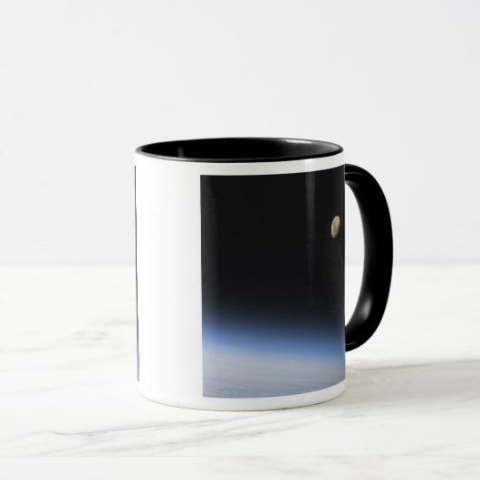 地球の大気圏の上に見えるギブスの月 マグカップ (正面右)