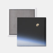 地球の大気圏の上に見えるギブスの月 マグネット (正面/裏面)