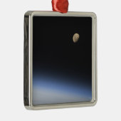 地球の大気圏の上に見えるギブスの月 メタルオーナメント (右)