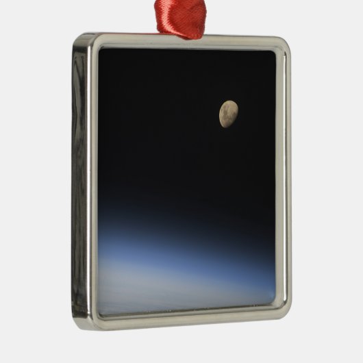 地球の大気圏の上に見えるギブスの月 メタルオーナメント (右)