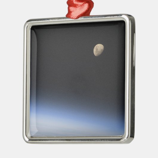 地球の大気圏の上に見えるギブスの月 メタルオーナメント (左)
