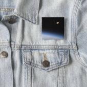 地球の大気圏の上に見えるギブスの月 缶バッジ (インサイチュ)