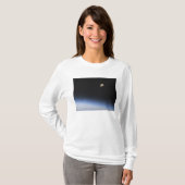 地球の大気圏の上に見えるギブスの月 Tシャツ (正面フル)