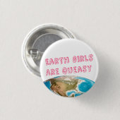 地球の女の子はクイおもしろいーイのフェミニストボタン 缶バッジ (正面&裏面)