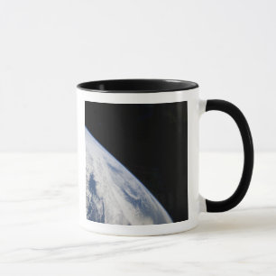 地球の宇宙の地平線そして黒さ マグカップ