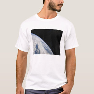 地球の宇宙の地平線そして黒さ Tシャツ