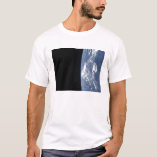 地球の宇宙2の地平線そして黒さ Tシャツ