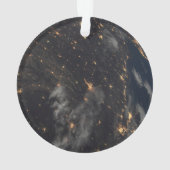 地球の惑星の上の夜の都市灯 オーナメント (裏面)