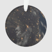 地球の惑星の上の夜の都市灯 オーナメント (正面)