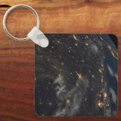 地球の惑星の上の夜の都市灯 キーホルダー (正面)