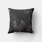 地球の惑星の上の夜の都市灯 クッション (裏面)