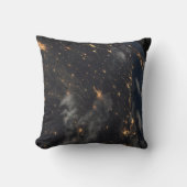 地球の惑星の上の夜の都市灯 クッション (正面)