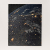 地球の惑星の上の夜の都市灯 ジグソーパズル (縦)