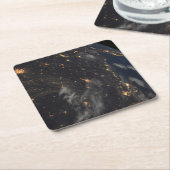 地球の惑星の上の夜の都市灯 スクエアペーパーコースター (アングル)